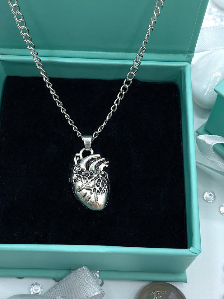 Anatomical heart necklace in antique silver, featuring a detailed design that elegantly combines style and passion for anatomy