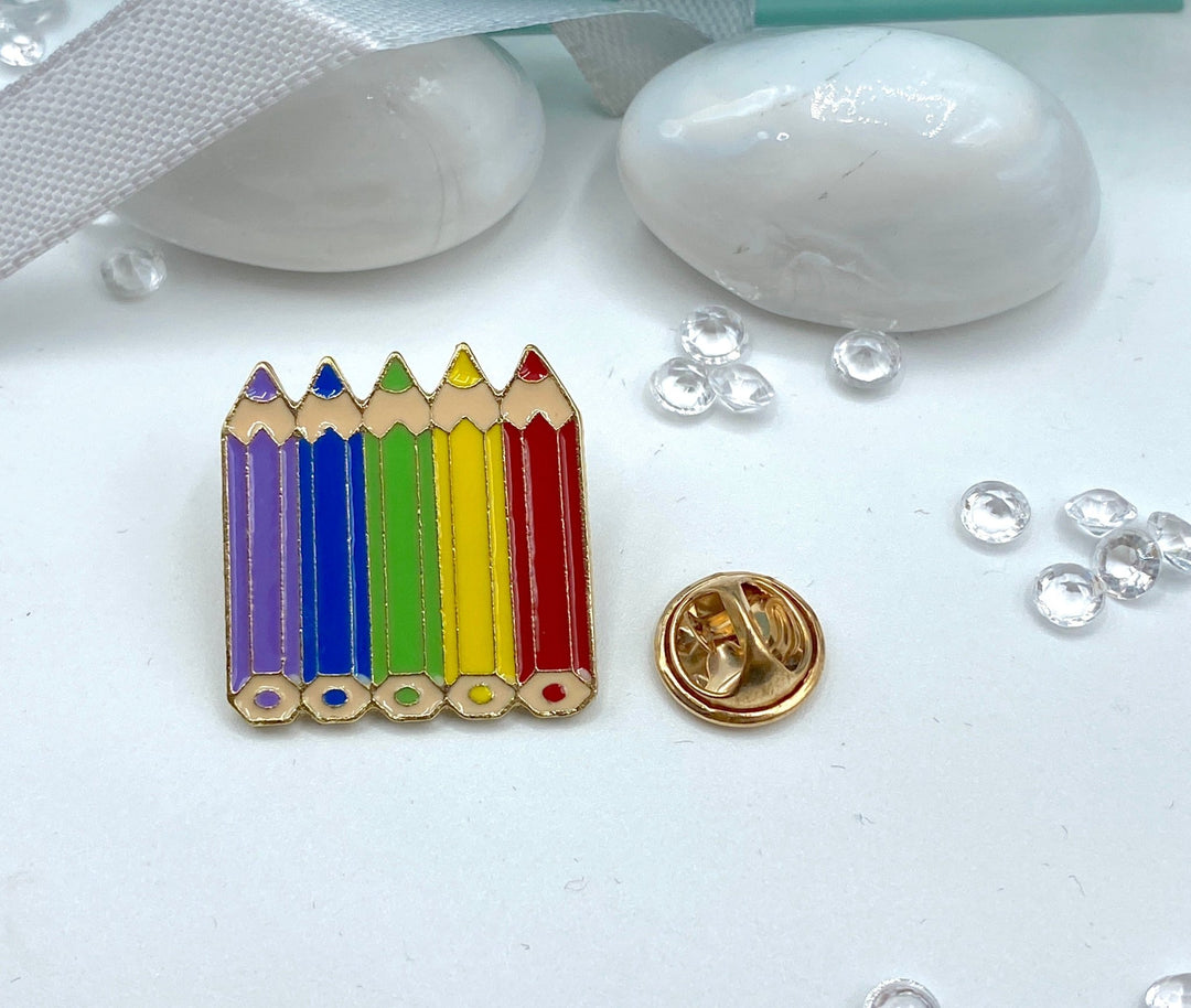 Teacher Pencil Crayons Lapel Pin Brooch - A charming accessory for educators, featuring colorful pencil and crayon designs, perfect for adding a creative touch to jackets, bags, or work attire.