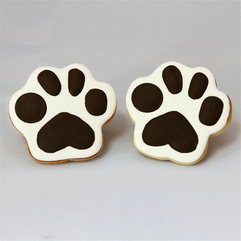 Adorable paw-shaped cookie cutter for baking enthusiasts and pet lovers, perfect for creating themed cookies for parties or celebrations.